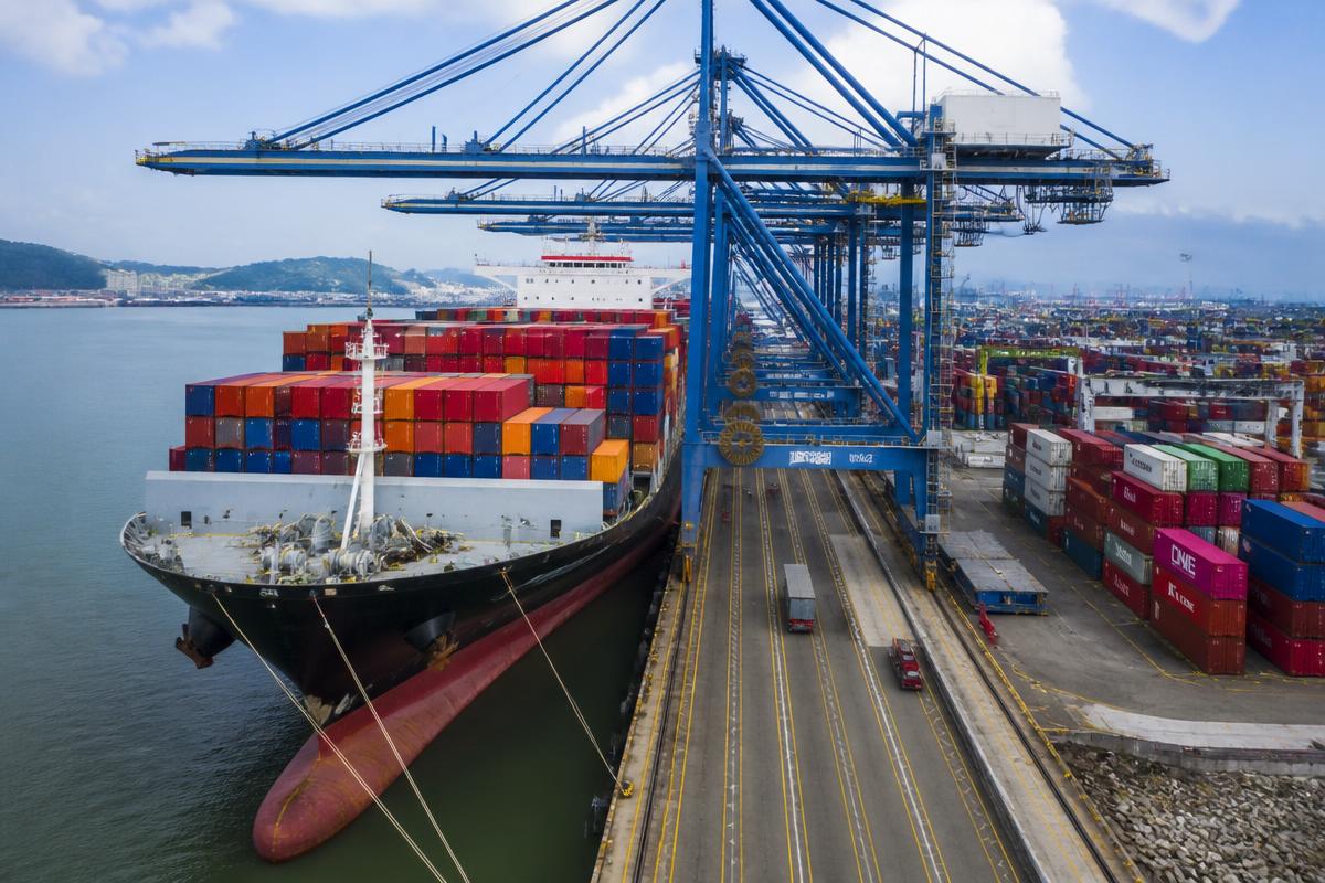 Buque portacontenedores en operación de embarque marítimo internacional